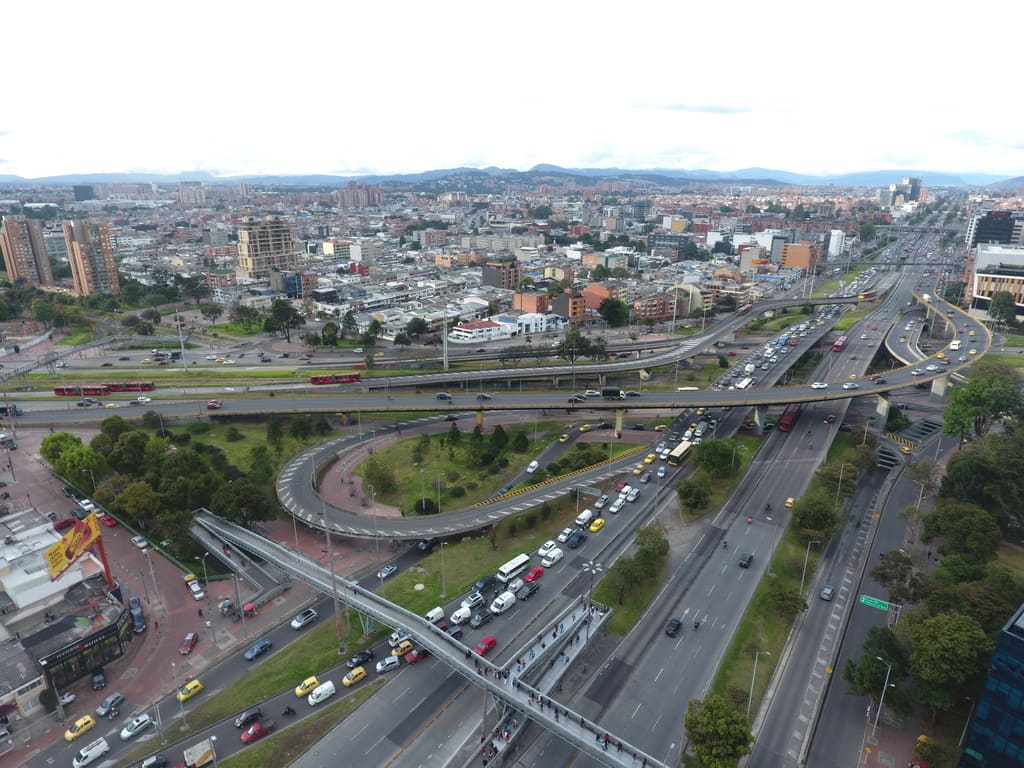 Imagen aérea de un distribuidor de tráfico de la ciudad de Bogotá