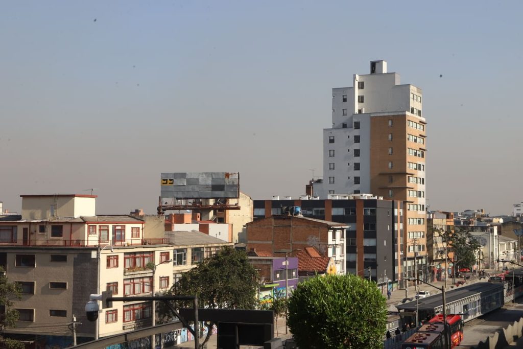Imagen de una zona urbana con algunos edificios bajos y un cielo gris espeso