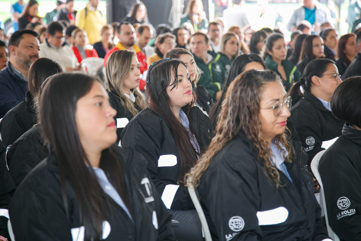 Imagen de un grupo de mujeres de uniforme, sentadas atendiendo un acto. En el rótulo de las chaquetas se lee: la Rolita